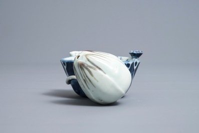 Un compte-gouttes en porcelaine de Chine bleu, blanc et rouge de cuivre, Kangxi