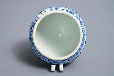 Een Chinees blauwwit vogelvoederbakje met Xuande inscriptie, Kangxi