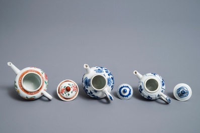 Drie Chinese blauwwitte en famille rose theepotten met deksels, Kangxi en Qianlong