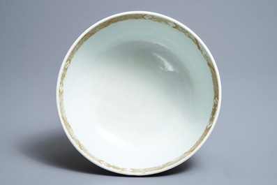 Un bol en porcelaine de Chine &agrave; d&eacute;cor en relief de carpes et dragons, Kangxi/Yongzheng