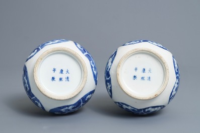 Une paire de vases de forme bouteille en porcelaine de Chine bleu et blanc, marque de Kangxi, 19/20&egrave;me