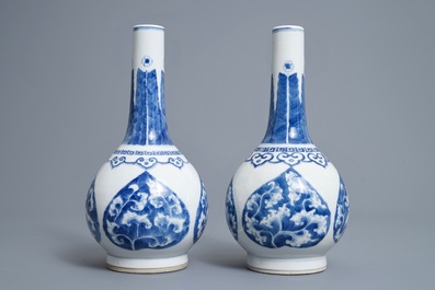 Une paire de vases de forme bouteille en porcelaine de Chine bleu et blanc, marque de Kangxi, 19/20&egrave;me