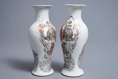 Een paar Chinese ijzerrode, grisaille en vergulde vazen, Hongxian merk, 20e eeuw