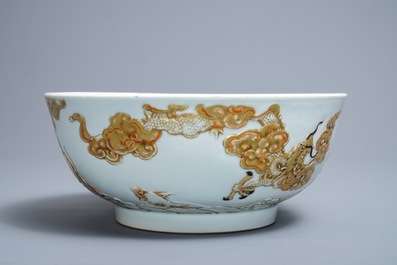 Un bol en porcelaine de Chine &agrave; d&eacute;cor en relief de carpes et dragons, Kangxi/Yongzheng