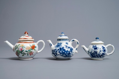 Drie Chinese blauwwitte en famille rose theepotten met deksels, Kangxi en Qianlong