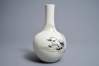 Een Chinese famille rose flesvormige vaas met onsterfelijken, Qianlong merk, Republiek, 20e eeuw