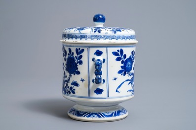 Een Chinese blauwwitte dekselkom met floraal decor, Kangxi