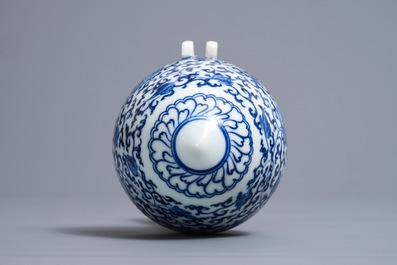 Een Chinees blauwwit vogelvoederbakje met Xuande inscriptie, Kangxi