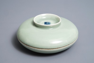 Un bol couvert &agrave; compartiments en porcelaine de Chine c&eacute;ladon, marque de Qianlong, 19&egrave;me