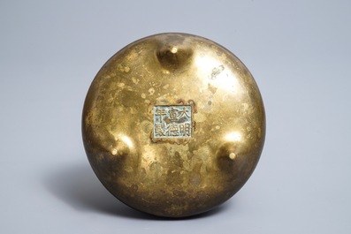 Een Chinese bronzen driepotige wierookbrander, Xuande merk, 18/19e eeuw