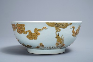 Un bol en porcelaine de Chine &agrave; d&eacute;cor en relief de carpes et dragons, Kangxi/Yongzheng
