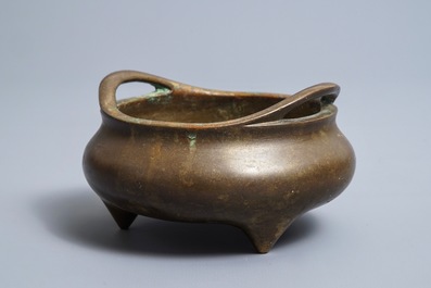 Een Chinese bronzen driepotige wierookbrander, Xuande merk, 18/19e eeuw