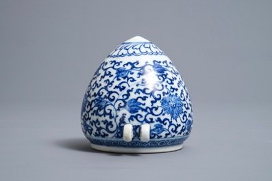 Een Chinees blauwwit vogelvoederbakje met Xuande inscriptie, Kangxi