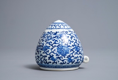 Een Chinees blauwwit vogelvoederbakje met Xuande inscriptie, Kangxi