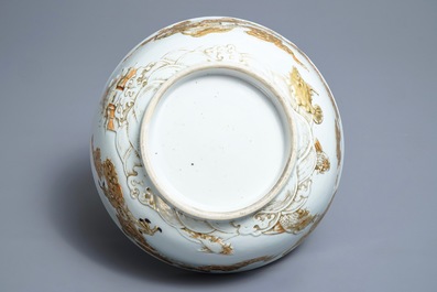 Un bol en porcelaine de Chine &agrave; d&eacute;cor en relief de carpes et dragons, Kangxi/Yongzheng