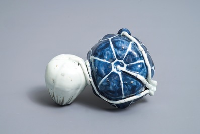 Un compte-gouttes en porcelaine de Chine bleu, blanc et rouge de cuivre, Kangxi