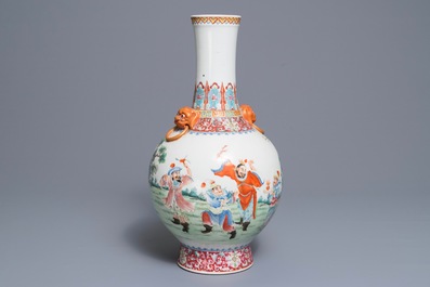 Een flesvormige Chinese famille rose vaas, Qianlong merk, Republiek, 20e eeuw