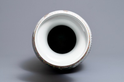 Un vase en porcelaine de Chine famille rose, R&eacute;publique, 20&egrave;me