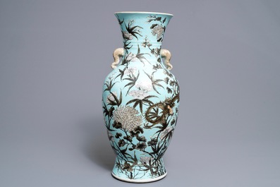 Een Chinese Dayazhai-stijl vaas met turquoise fondkleur, 19e eeuw
