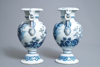 Une paire de vases d'autel en fa&iuml;ence de Delft en bleu et blanc &agrave; d&eacute;cor de chinoiserie, fin du 17&egrave;me