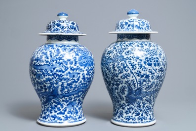 Une paire de vases couverts en porcelaine de Chine bleu et blanc, Kangxi