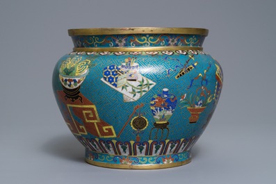 A Chinese cloisonn&eacute; '100 antiquities' jardini&egrave;re on gilt bronze foot, 18/19th C.