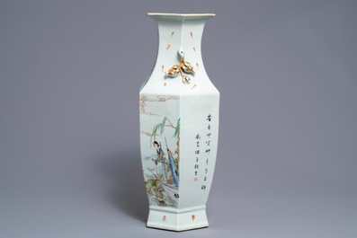 Un vase de forme hexagonale en porcelaine de Chine famille rose, 19&egrave;me