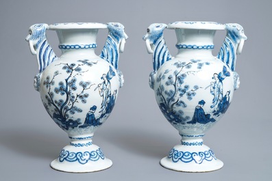 Une paire de vases d'autel en fa&iuml;ence de Delft en bleu et blanc &agrave; d&eacute;cor de chinoiserie, fin du 17&egrave;me