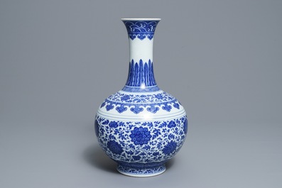 Een Chinese blauwwitte flesvormige Ming-stijl vaas, Qianlong merk, 19/20e eeuw