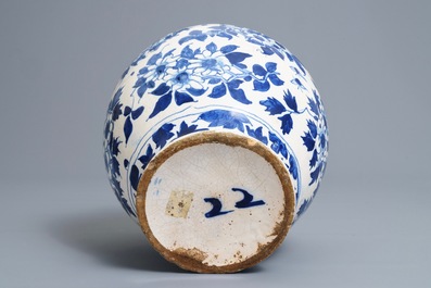 An English Delftware blue and white chinoiserie jar, 18th C.
