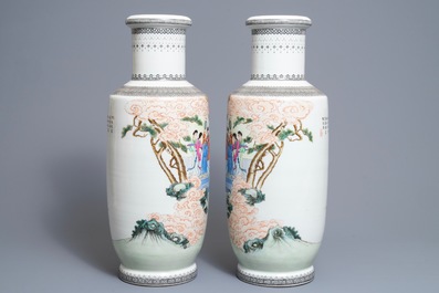 Een paar fijne Chinese famille rose rouleau vazen, Qianlong merk, Republiek, 20e eeuw