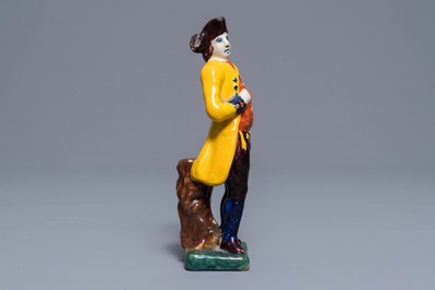 Een polychrome Delftse figuur van een edelman, ca. 1800