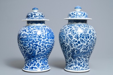 Une paire de vases couverts en porcelaine de Chine bleu et blanc, Kangxi