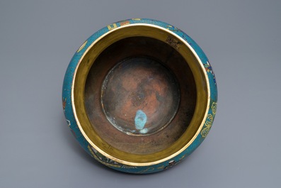 A Chinese cloisonn&eacute; '100 antiquities' jardini&egrave;re on gilt bronze foot, 18/19th C.