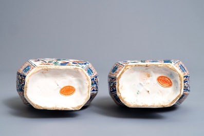 Een paar polychrome Delftse kasjmier palet flesvormige vazen, 17/18e eeuw