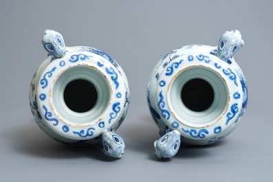 Une paire de vases d'autel en fa&iuml;ence de Delft en bleu et blanc &agrave; d&eacute;cor de chinoiserie, fin du 17&egrave;me