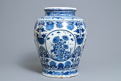 Een grote blauwwitte Delftse vaas met chinoiserie decor, vroeg 18e eeuw
