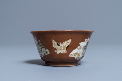 Une tasse et soucoupe en porcelaine de Chine grisaille et dor&eacute;e &agrave; fond capucin, Qianlong