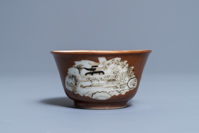 Une tasse et soucoupe en porcelaine de Chine grisaille et dor&eacute;e &agrave; fond capucin, Qianlong