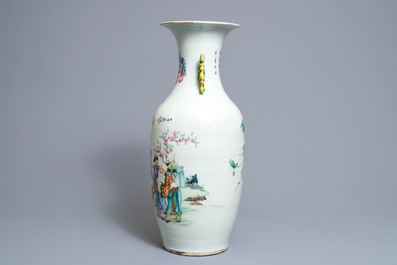 Een Chinese famille rose vaas met tweezijdig decor, 19/20e eeuw