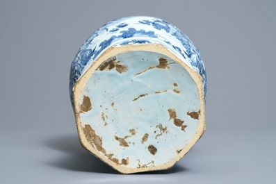 Een grote blauwwitte Delftse vaas met chinoiserie decor, eind 17e eeuw