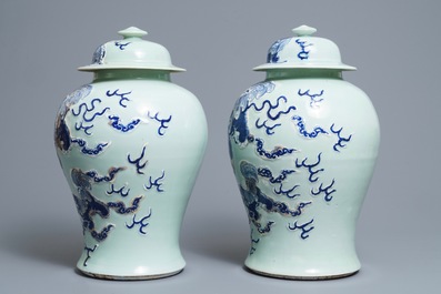 Een paar Chinese blauwwitte en onderglazuur rode celadon dekselvazen, 19/20e eeuw
