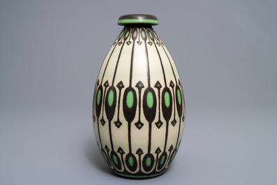 Een ornamentale art deco vaas met mat glazuur, Charles Catteau voor Boch K&eacute;ramis, 1e helft 20e eeuw
