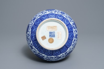 Een Chinese blauwwitte flesvormige Ming-stijl vaas, Qianlong merk, 19/20e eeuw
