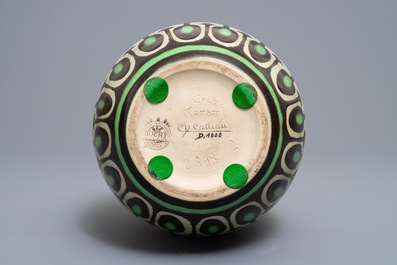 Een ornamentale art deco vaas met mat glazuur, Charles Catteau voor Boch K&eacute;ramis, 1e helft 20e eeuw