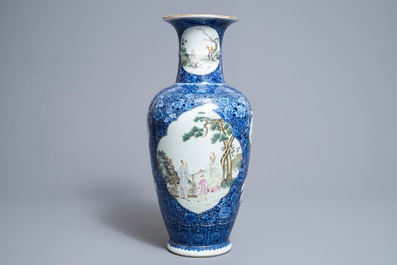 Een Chinese famille rose vaas, Qianlong merk, Republiek, 20e eeuw
