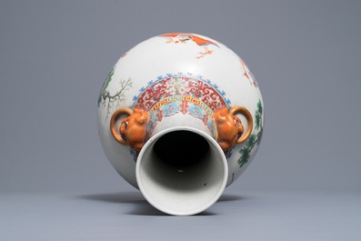 Een flesvormige Chinese famille rose vaas, Qianlong merk, Republiek, 20e eeuw