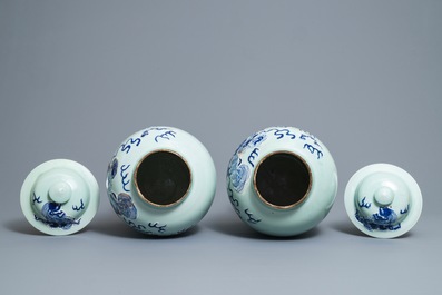Een paar Chinese blauwwitte en onderglazuur rode celadon dekselvazen, 19/20e eeuw