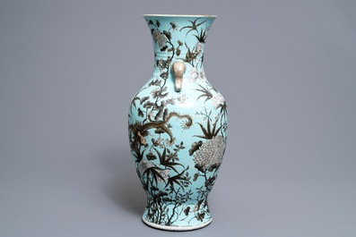 Een Chinese Dayazhai-stijl vaas met turquoise fondkleur, 19e eeuw