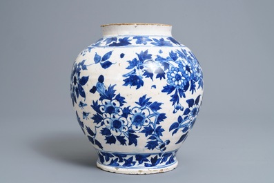An English Delftware blue and white chinoiserie jar, 18th C.